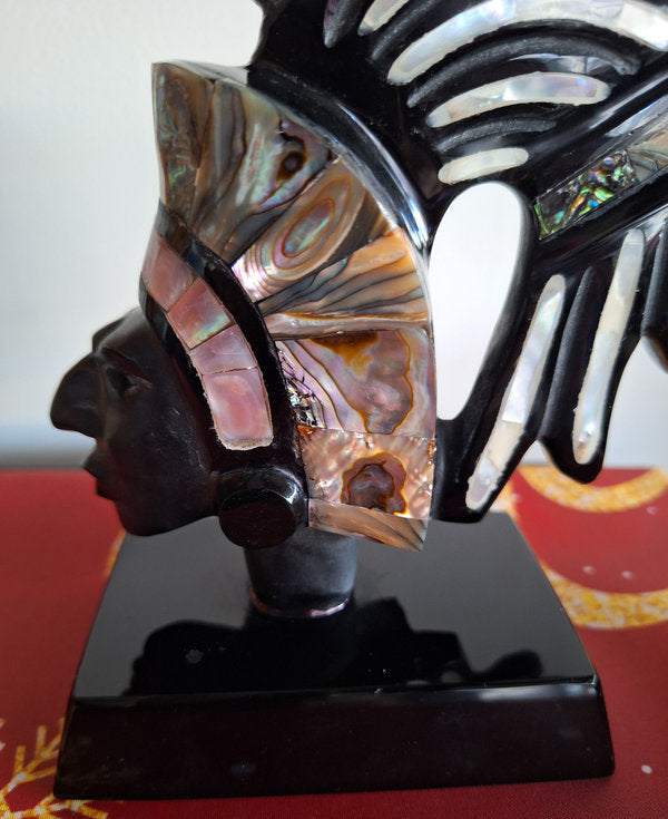 Guerrier aztèque en obsidienne et nacre – Sculpture mexicaine vintage 15 cm