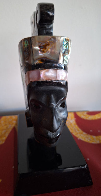 Guerrier aztèque en obsidienne et nacre – Sculpture mexicaine vintage 15 cm