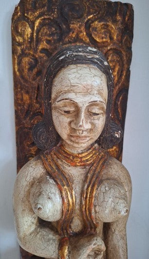 Panneau mural indien Devadasi – Danseuse & musicienne de temple – Bois sculpté polychrome vintage – 57 cm