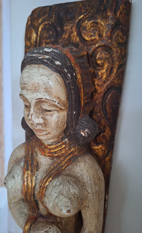 Panneau mural indien Devadasi – Danseuse & musicienne de temple – Bois sculpté polychrome vintage – 57 cm