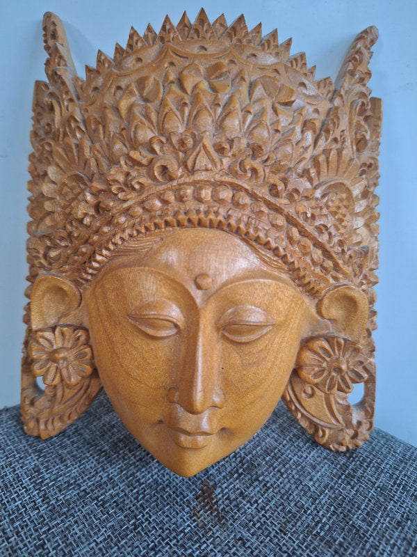 Masque mural en bois de santal représentant une déesse de Bali, Indonésie. 13,5 × 16 cm