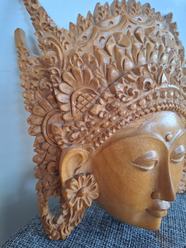 Masque mural en bois de santal représentant une déesse de Bali, Indonésie. 13,5 × 16 cm