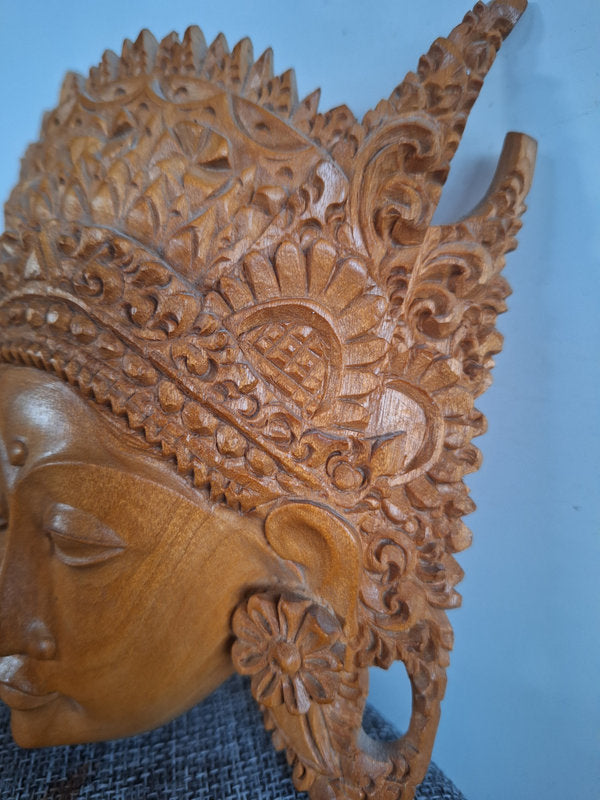 Masque mural en bois de santal représentant une déesse de Bali, Indonésie. 13,5 × 16 cm
