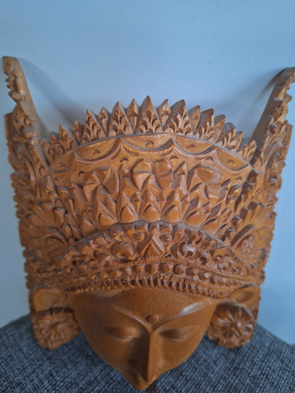 Masque mural en bois de santal représentant une déesse de Bali, Indonésie. 13,5 × 16 cm