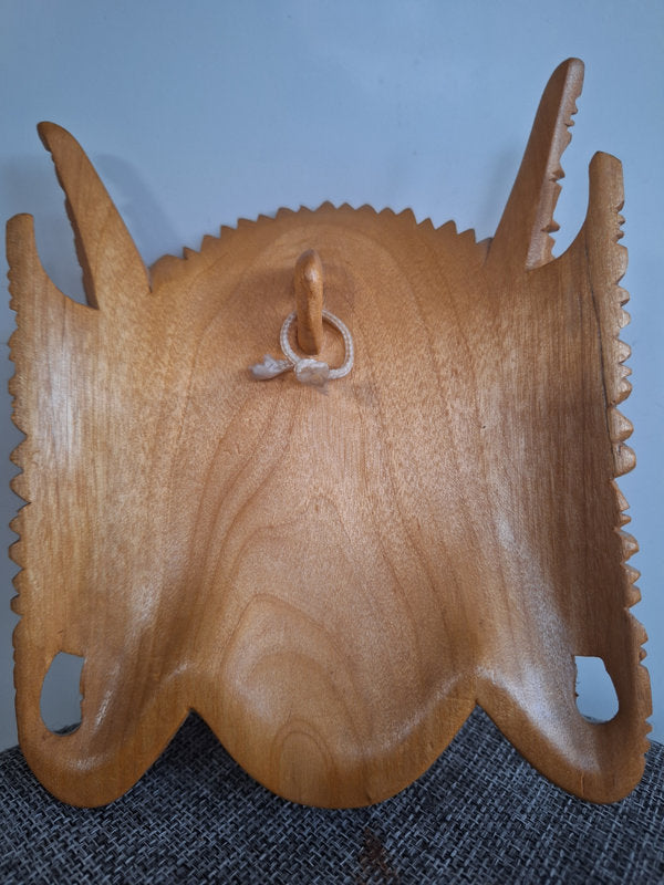 Masque mural en bois de santal représentant une déesse de Bali, Indonésie. 13,5 × 16 cm