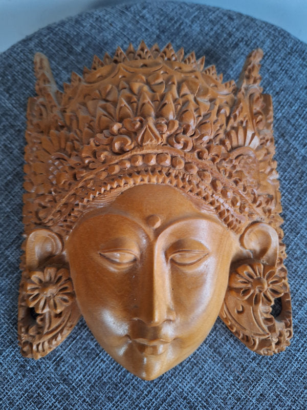 Masque mural en bois de santal représentant une déesse de Bali, Indonésie. 13,5 × 16 cm