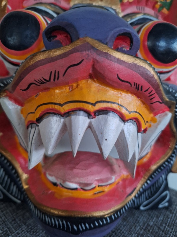 Masque Barong balinais en bois sculpté, Indonésie, Artisanat traditionnel sculpté à la main. Bali