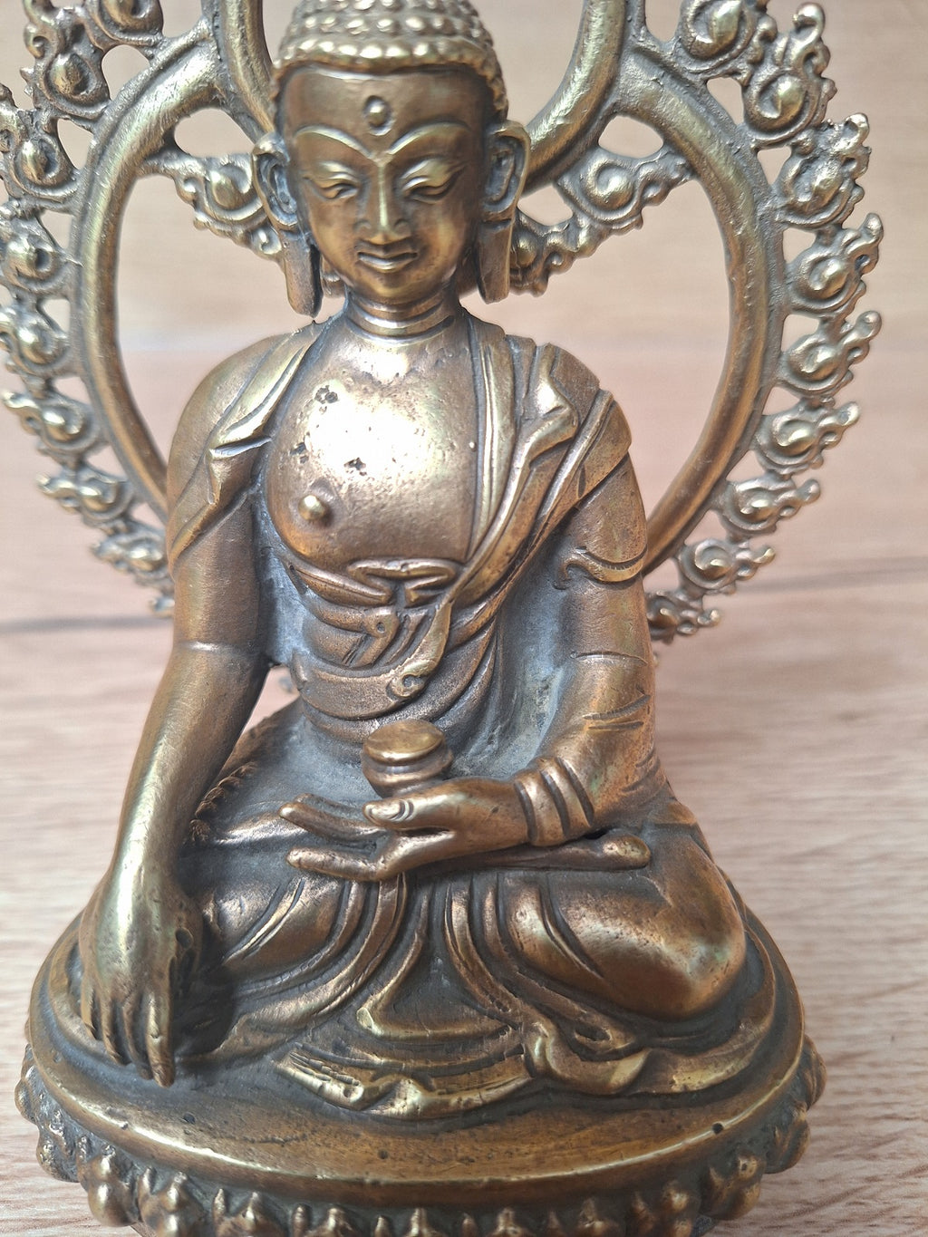 Bouddha en Dhyanasana – Mandorle Flamboyante & Socle Lotus