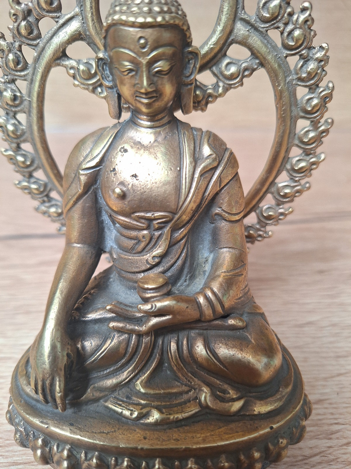 Bouddha en Dhyanasana – Mandorle Flamboyante & Socle Lotus