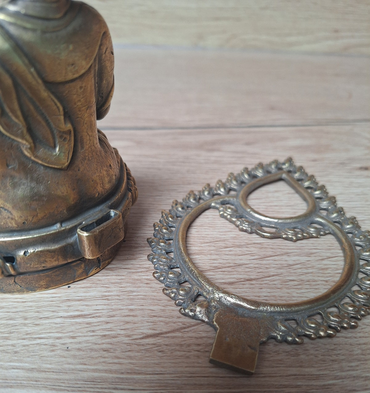 Bouddha en Dhyanasana – Mandorle Flamboyante & Socle Lotus