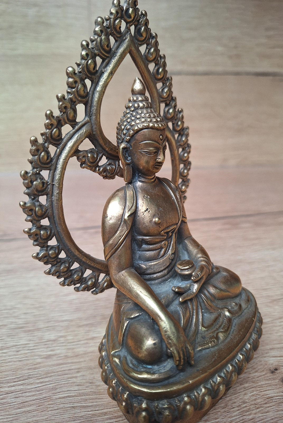 Bouddha en Dhyanasana – Mandorle Flamboyante & Socle Lotus