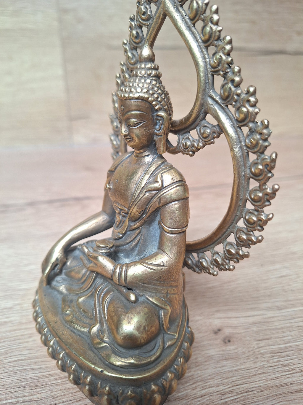 Bouddha en Dhyanasana – Mandorle Flamboyante & Socle Lotus