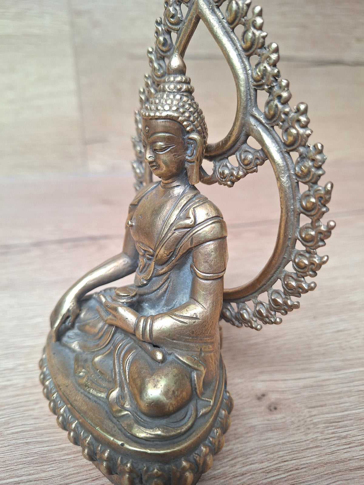 Bouddha en Dhyanasana – Mandorle Flamboyante & Socle Lotus