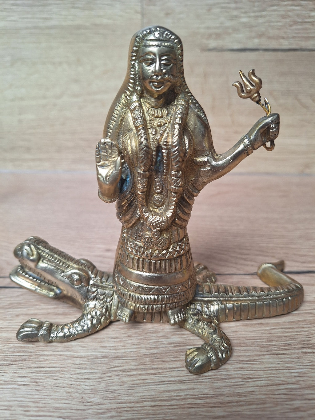 Khodiyar Mata sur son crocodile – Statuette ancienne en bronze massif – Inde, Gujarat