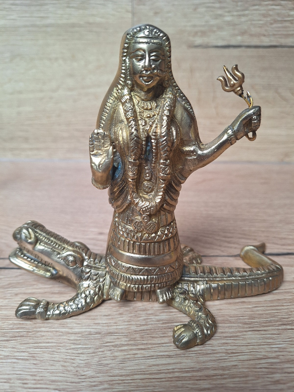 Khodiyar Mata sur son crocodile – Statuette ancienne en bronze massif – Inde, Gujarat