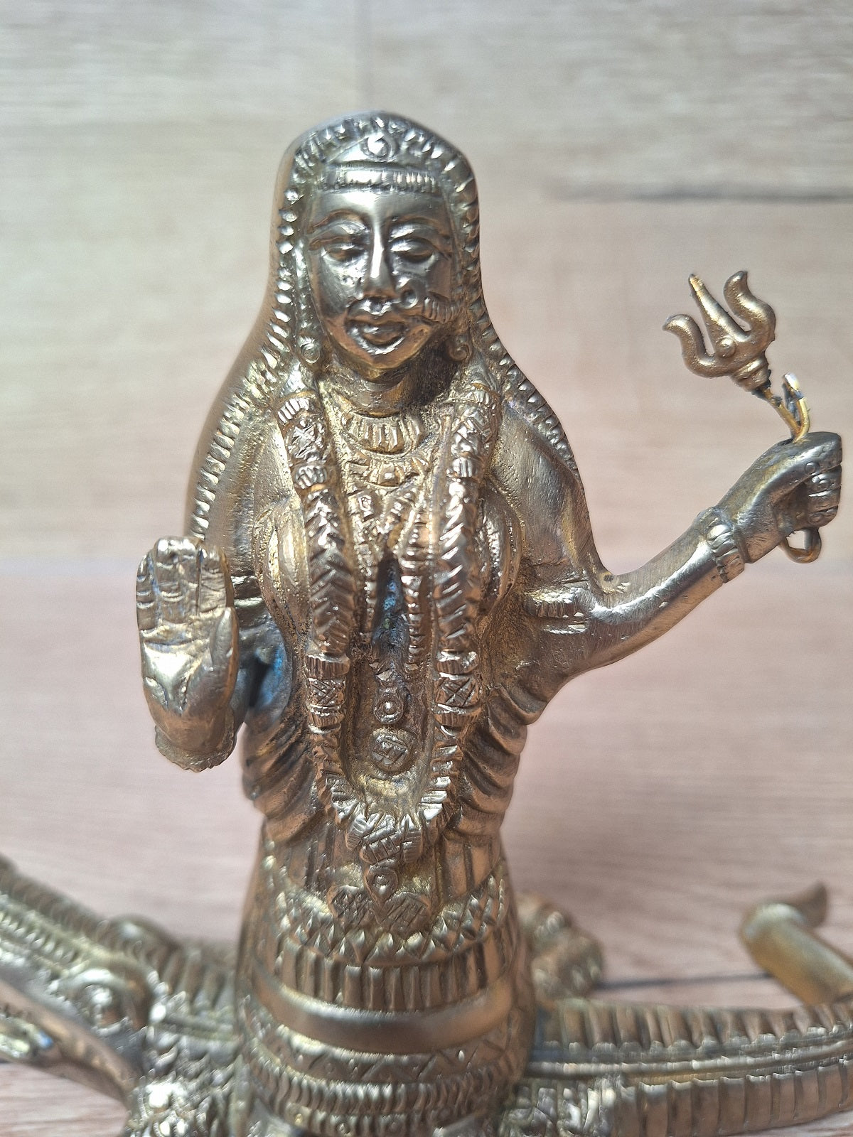 Khodiyar Mata sur son crocodile – Statuette ancienne en bronze massif – Inde, Gujarat