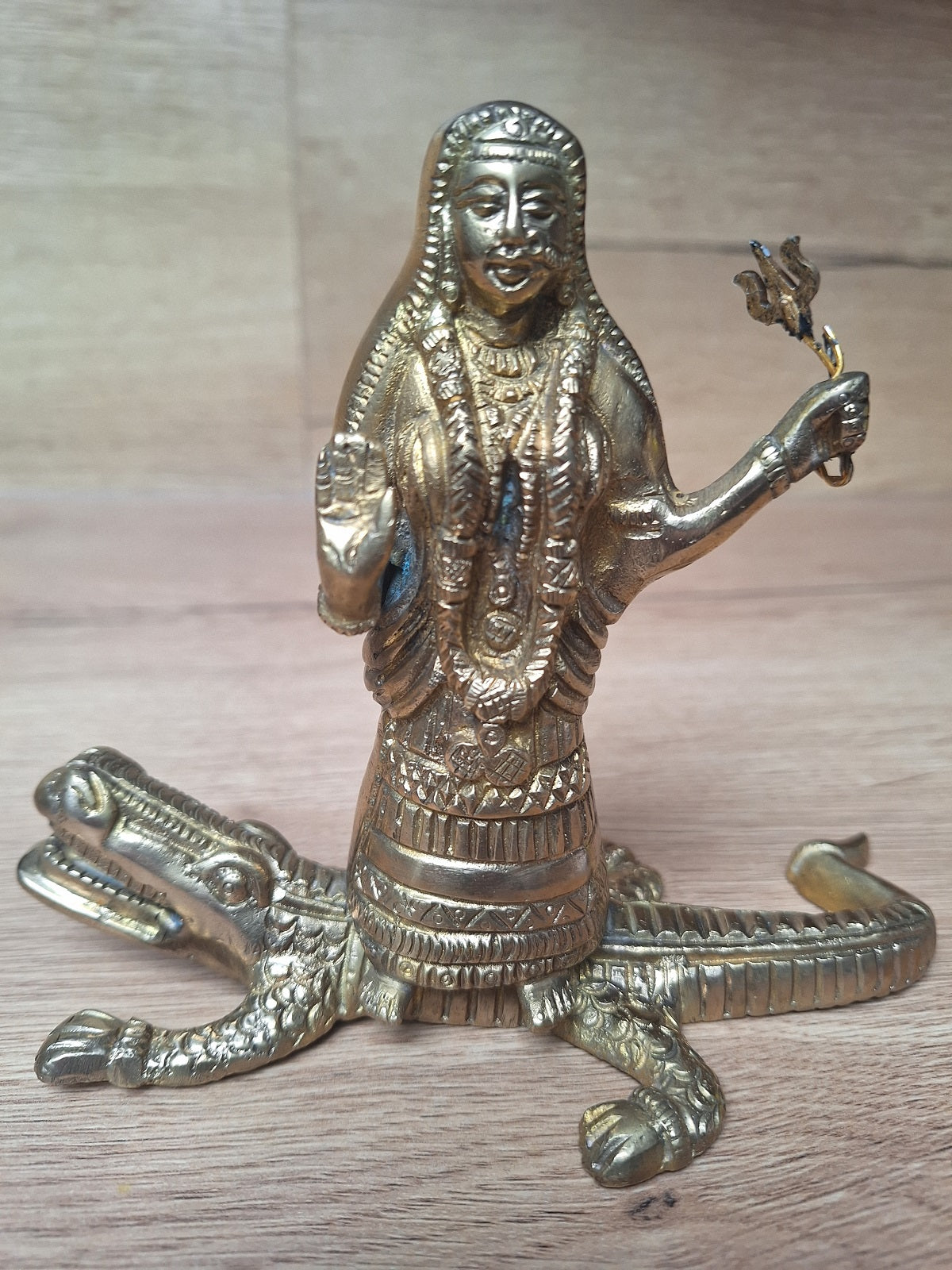 Khodiyar Mata sur son crocodile – Statuette ancienne en bronze massif – Inde, Gujarat