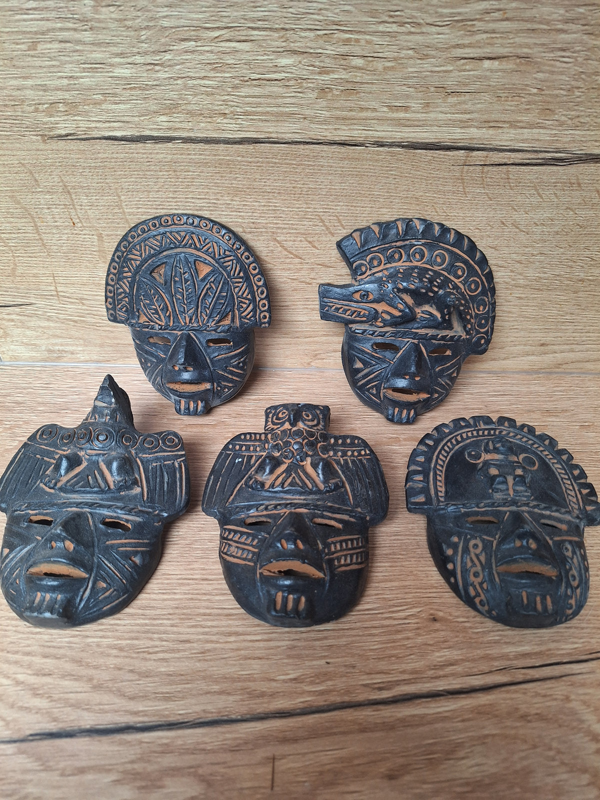 Lot de 5 Mini-Masques Artisanaux en Terre Cuite – Style Précolombien Mexicain – Mexique