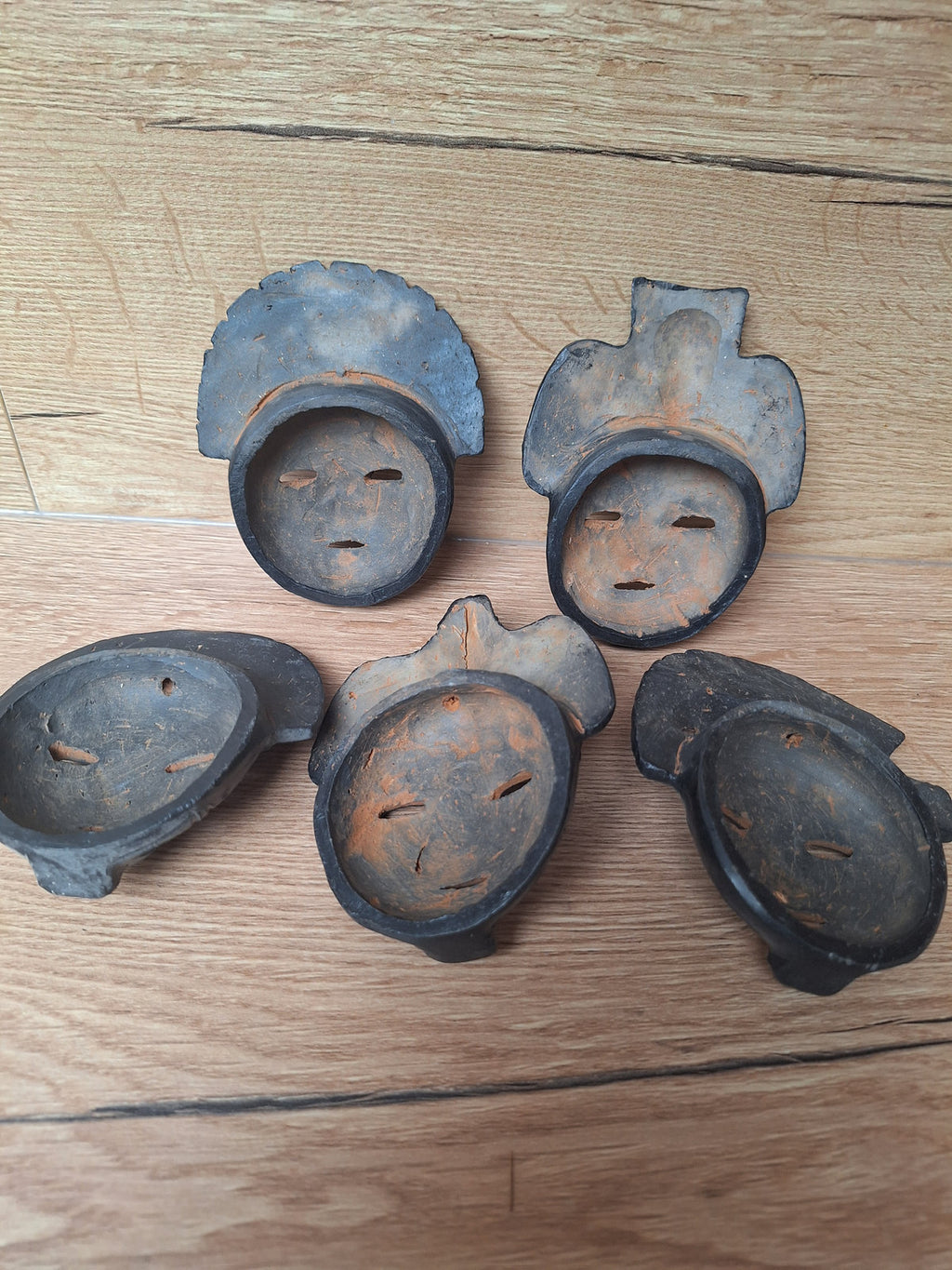 Lot de 5 Mini-Masques Artisanaux en Terre Cuite – Style Précolombien Mexicain – Mexique