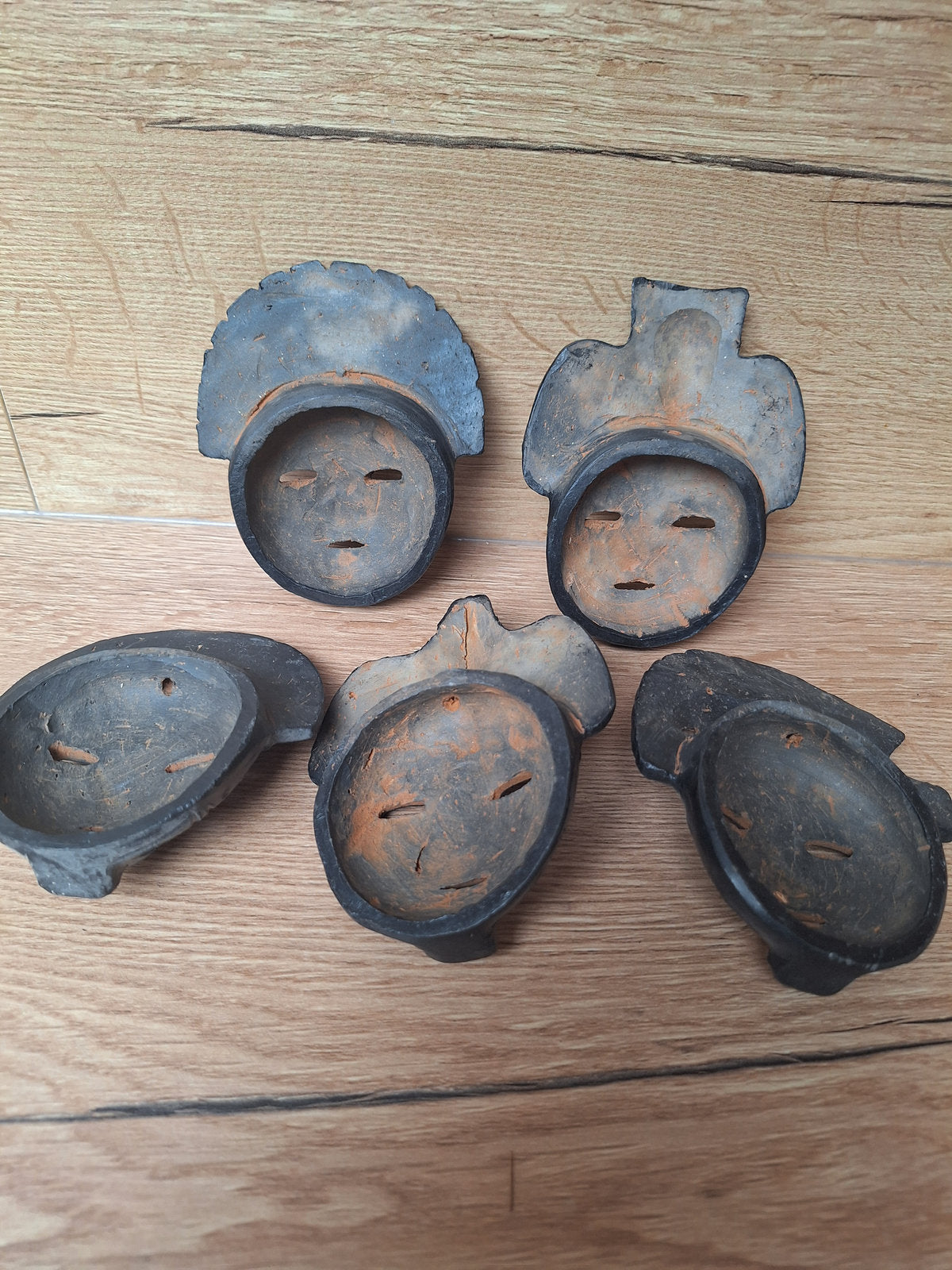 Lot de 5 Mini-Masques Artisanaux en Terre Cuite – Style Précolombien Mexicain – Mexique
