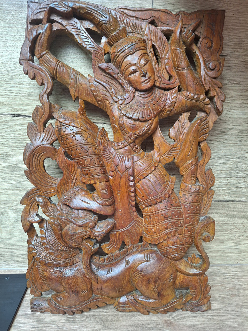 Panneau mural birman – Apsara sur Makara – Bois sculpté ajouré – Myanmar – 46 cm