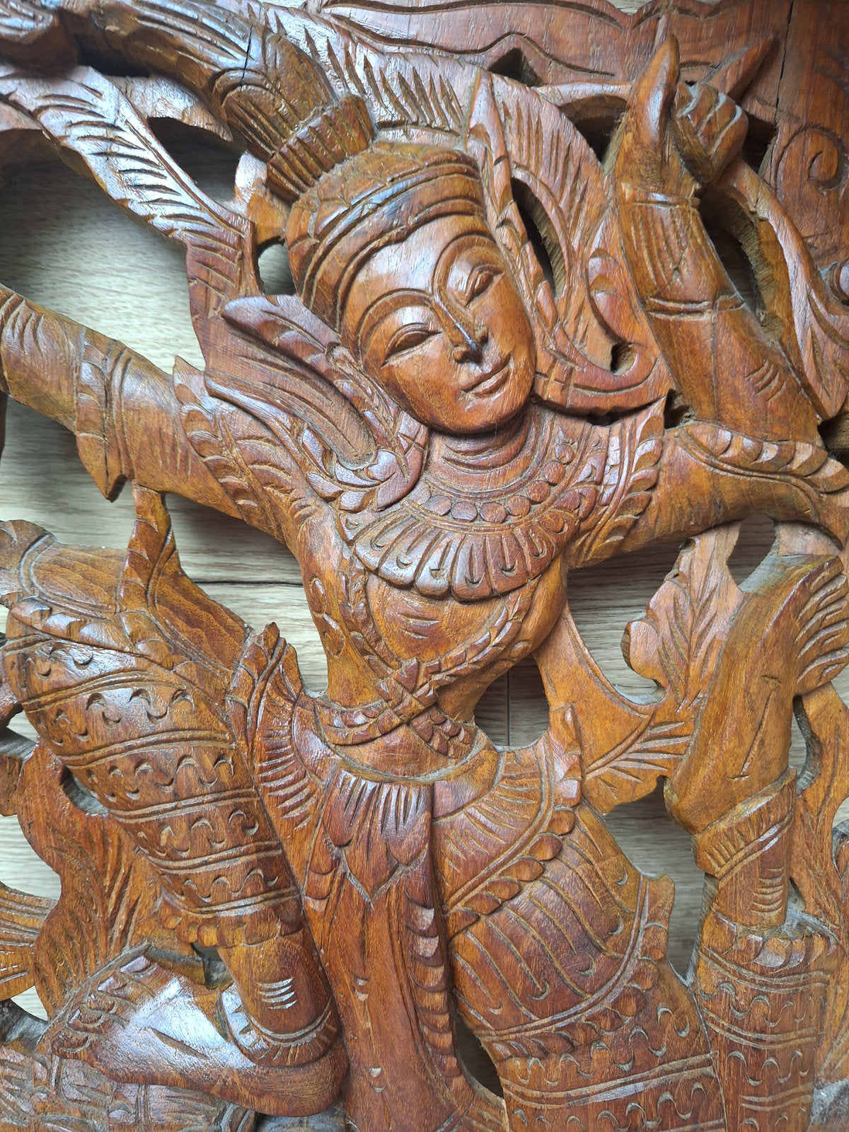 Panneau mural birman – Apsara sur Makara – Bois sculpté ajouré – Myanmar – 46 cm