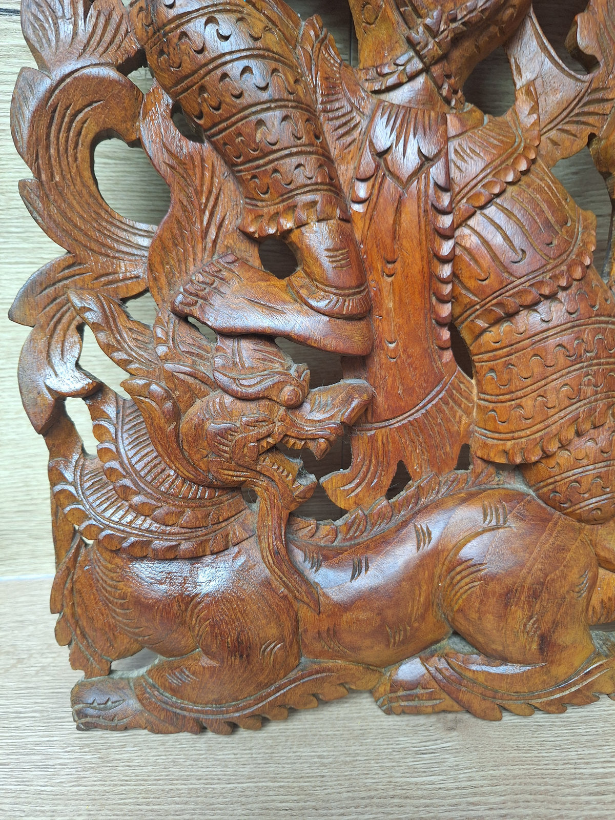 Panneau mural birman – Apsara sur Makara – Bois sculpté ajouré – Myanmar – 46 cm