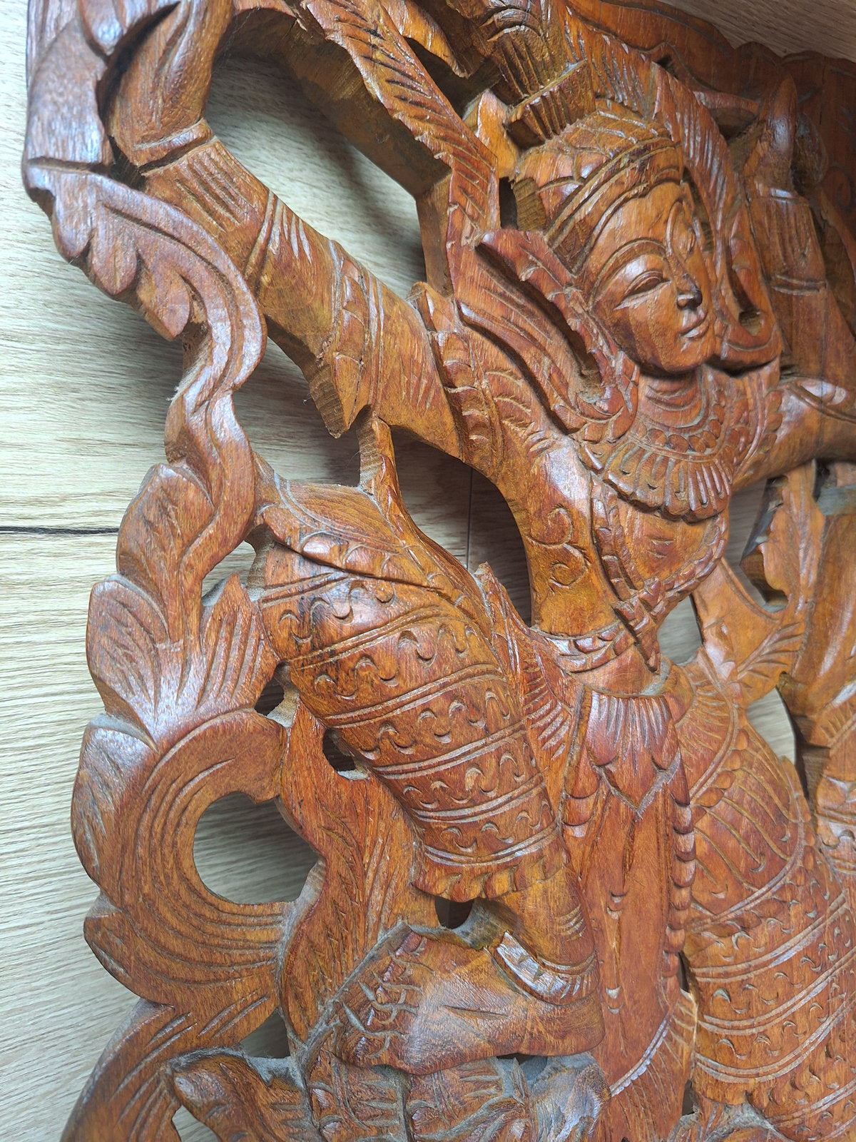 Panneau mural birman – Apsara sur Makara – Bois sculpté ajouré – Myanmar – 46 cm