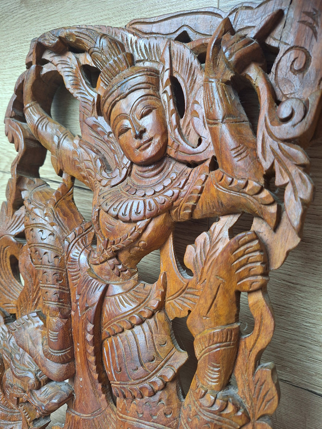 Panneau mural birman – Apsara sur Makara – Bois sculpté ajouré – Myanmar – 46 cm