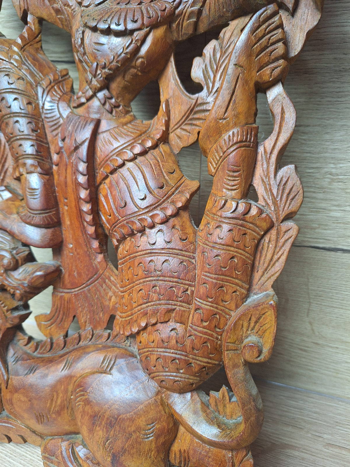 Panneau mural birman – Apsara sur Makara – Bois sculpté ajouré – Myanmar – 46 cm