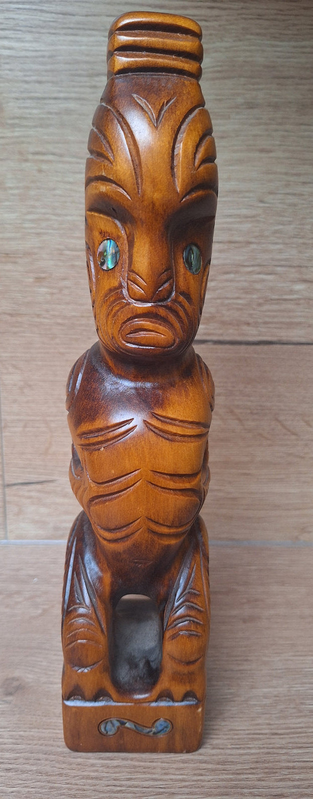 Teko Teko Māori en bois sculpté et pāua – Sculpture traditionnelle Nouvelle-Zélande – 28 cm