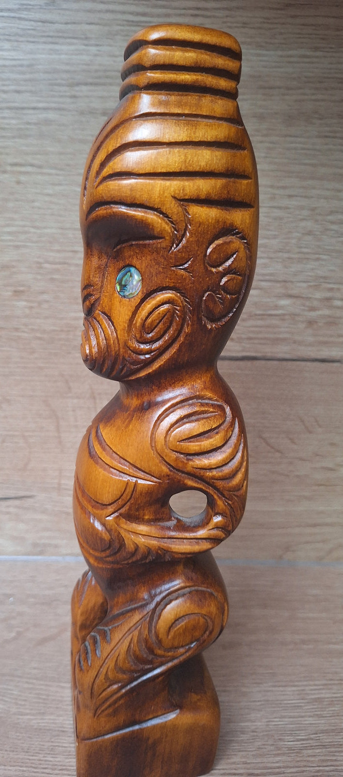 Teko Teko Māori en bois sculpté et pāua – Sculpture traditionnelle Nouvelle-Zélande – 28 cm