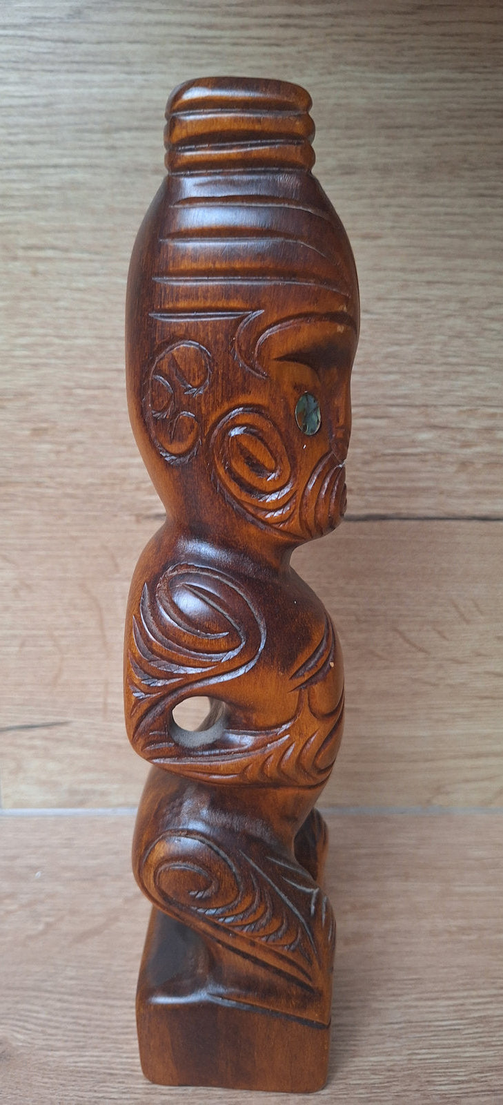 Teko Teko Māori en bois sculpté et pāua – Sculpture traditionnelle Nouvelle-Zélande – 28 cm