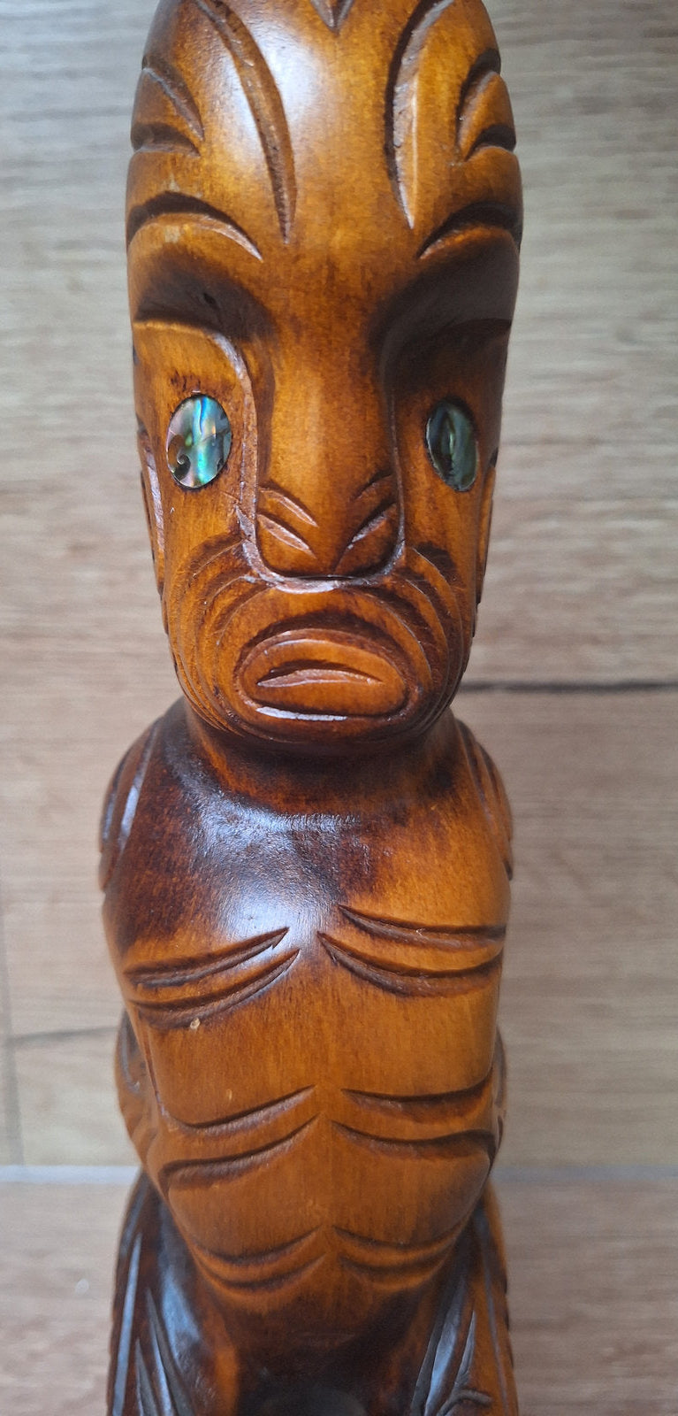Teko Teko Māori en bois sculpté et pāua – Sculpture traditionnelle Nouvelle-Zélande – 28 cm
