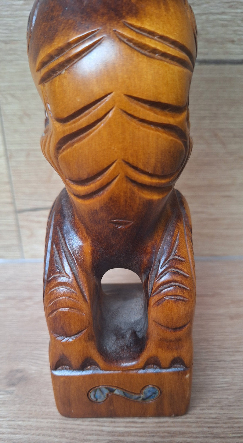 Teko Teko Māori en bois sculpté et pāua – Sculpture traditionnelle Nouvelle-Zélande – 28 cm