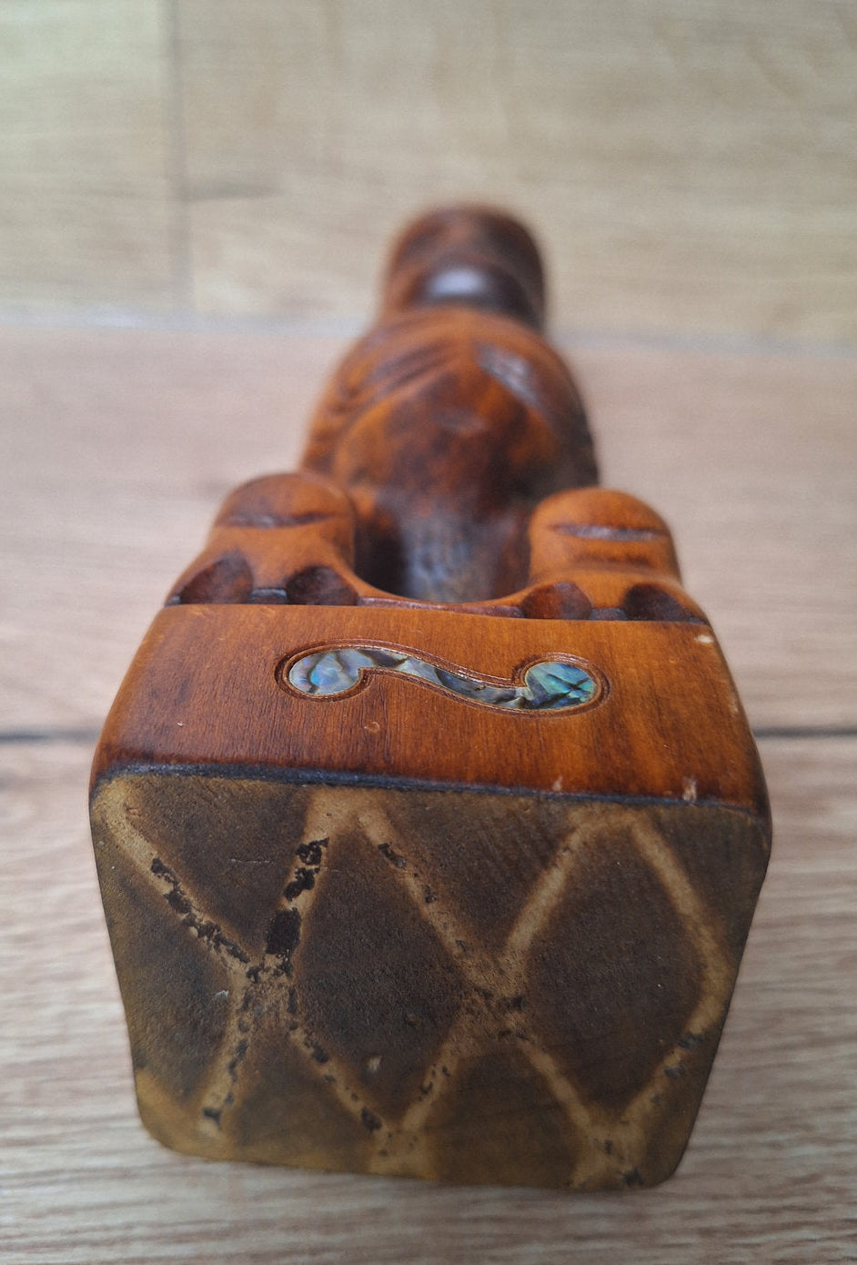 Teko Teko Māori en bois sculpté et pāua – Sculpture traditionnelle Nouvelle-Zélande – 28 cm