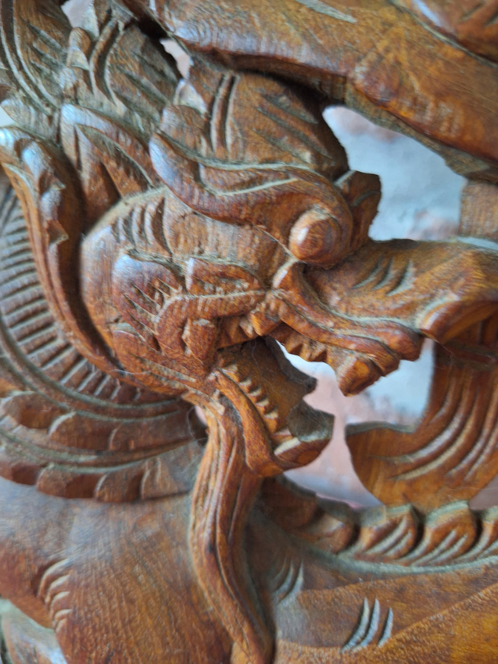 Panneau mural birman – Apsara sur Makara – Bois sculpté ajouré – Myanmar – 46 cm