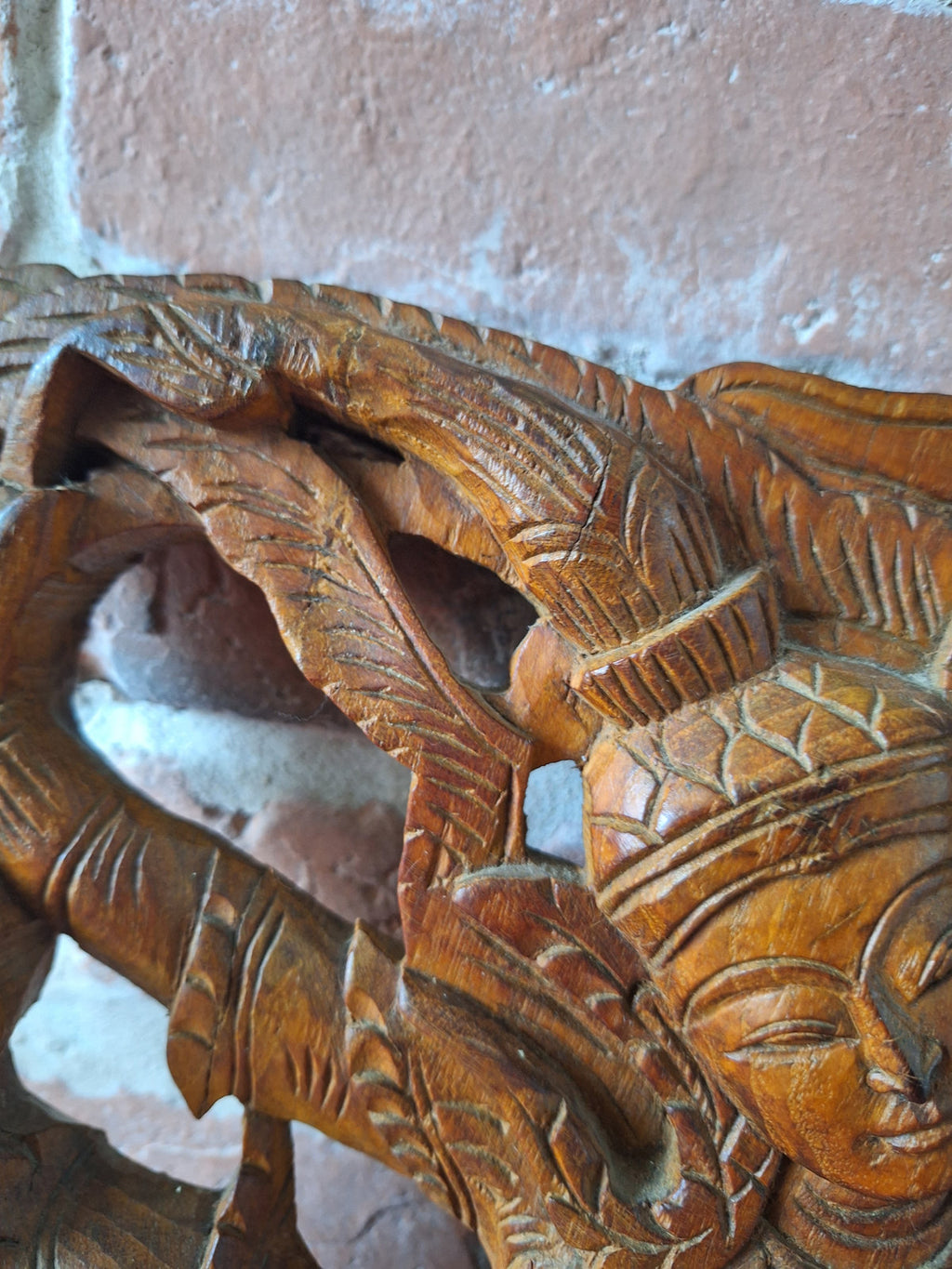 Panneau mural birman – Apsara sur Makara – Bois sculpté ajouré – Myanmar – 46 cm