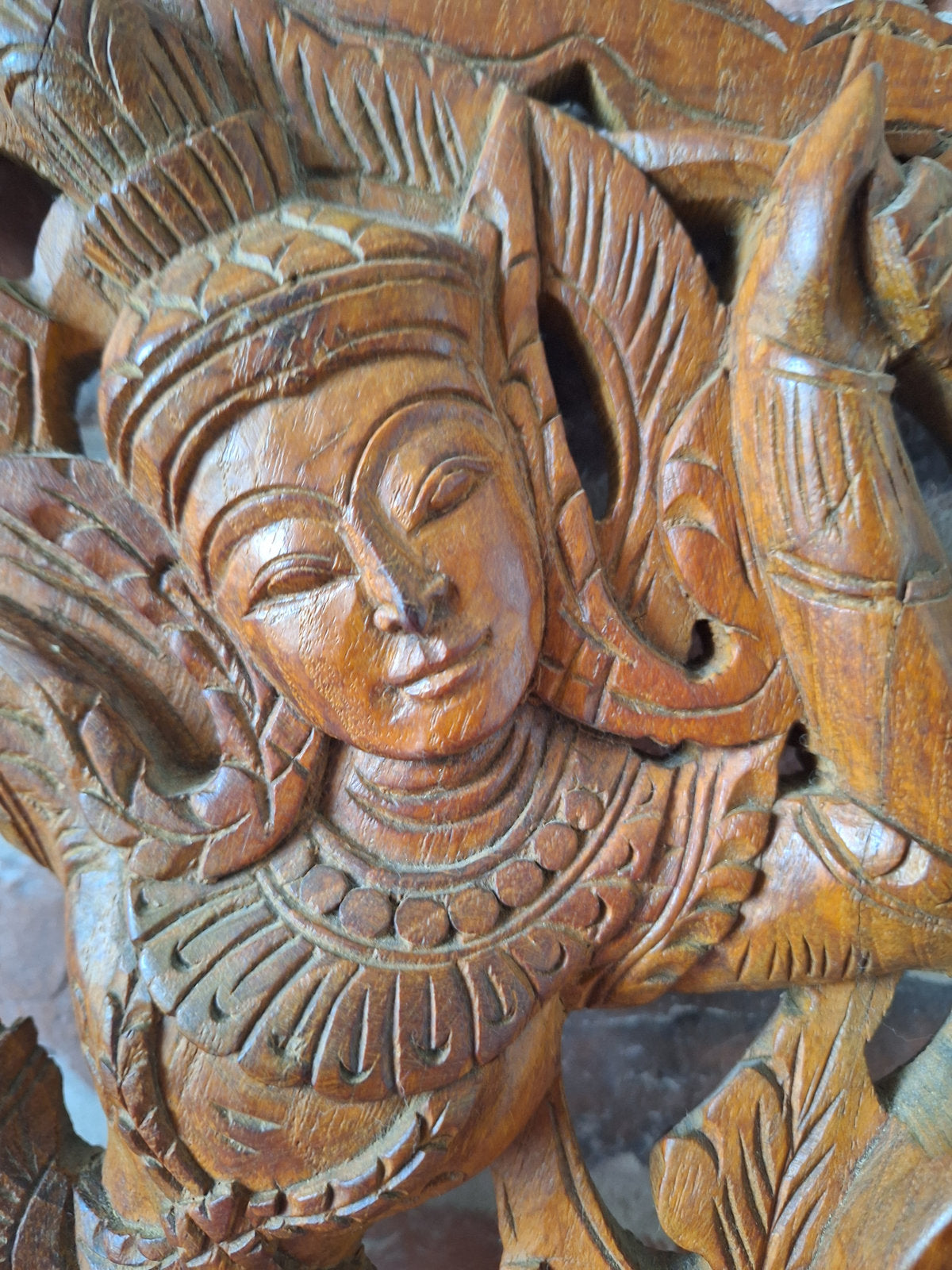 Panneau mural birman – Apsara sur Makara – Bois sculpté ajouré – Myanmar – 46 cm