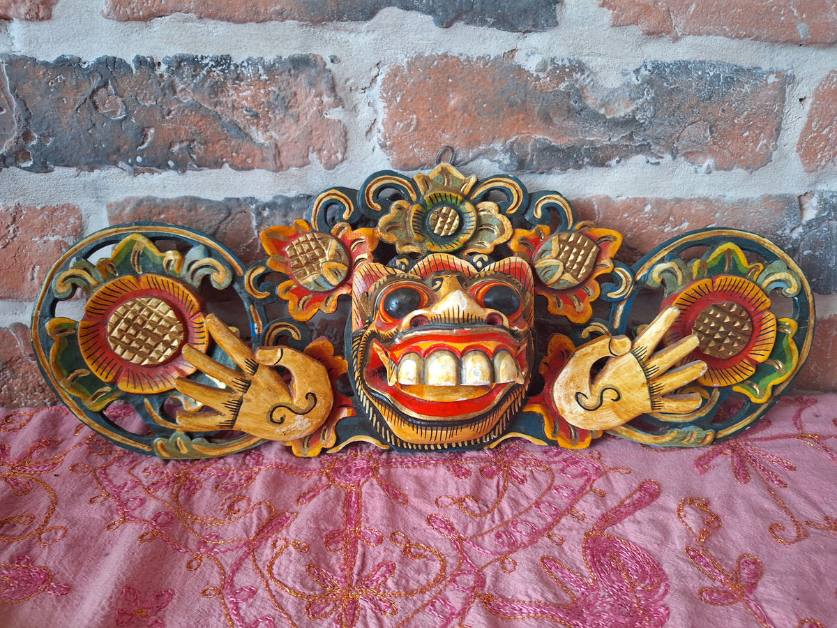 Fronton mural balinais Barong – Bois sculpté polychrome – Masque protecteur de Bali – 43 cm