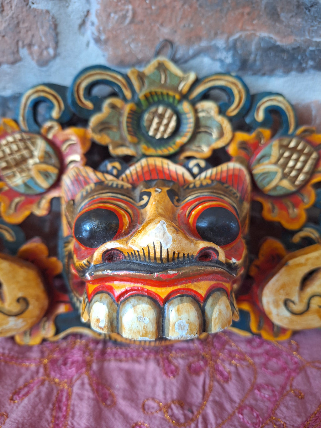 Fronton mural balinais Barong – Bois sculpté polychrome – Masque protecteur de Bali – 43 cm