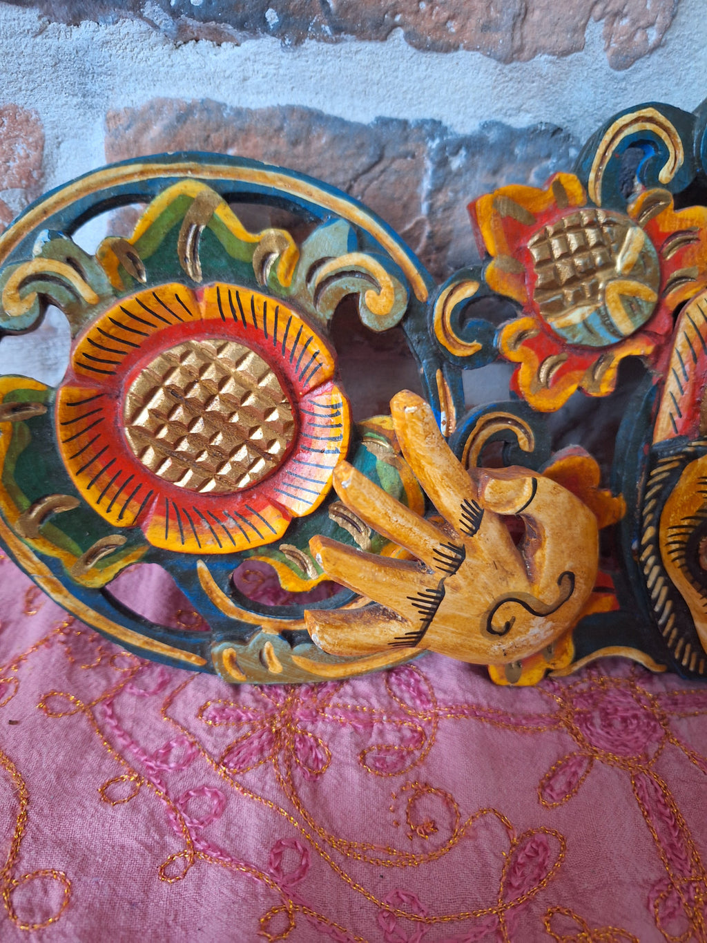 Fronton mural balinais Barong – Bois sculpté polychrome – Masque protecteur de Bali – 43 cm
