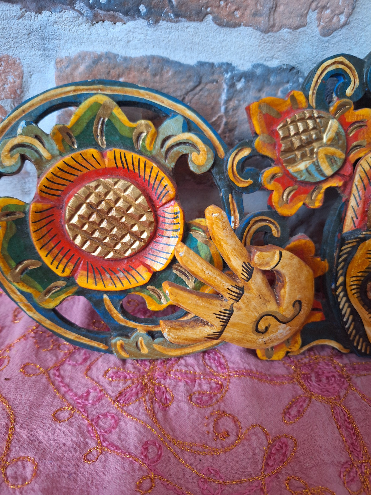 Fronton mural balinais Barong – Bois sculpté polychrome – Masque protecteur de Bali – 43 cm