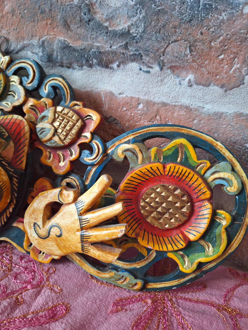 Fronton mural balinais Barong – Bois sculpté polychrome – Masque protecteur de Bali – 43 cm