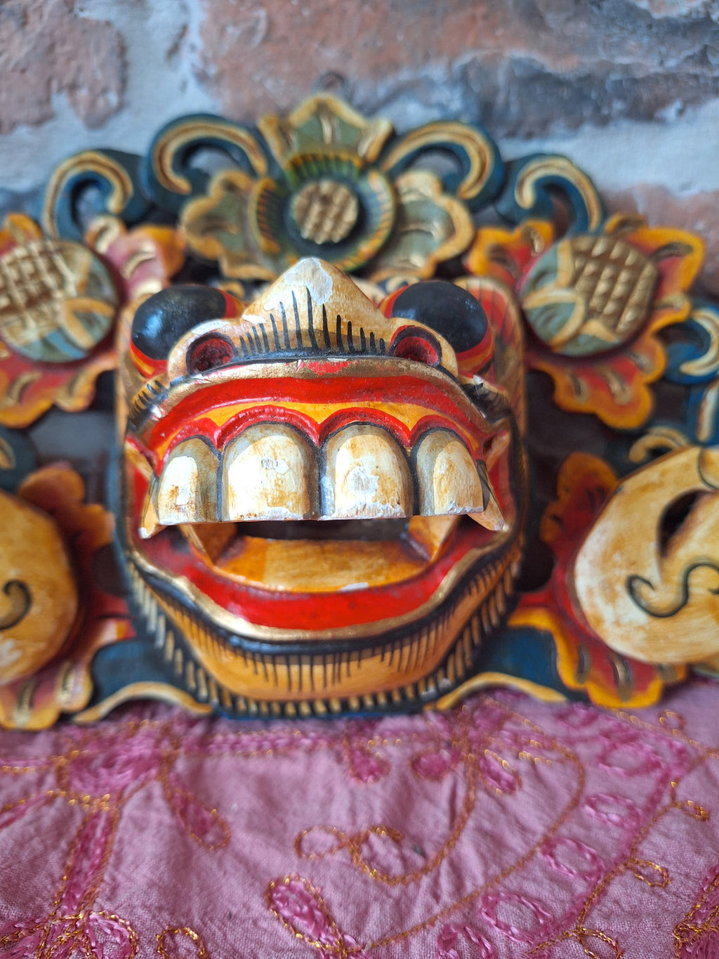 Fronton mural balinais Barong – Bois sculpté polychrome – Masque protecteur de Bali – 43 cm