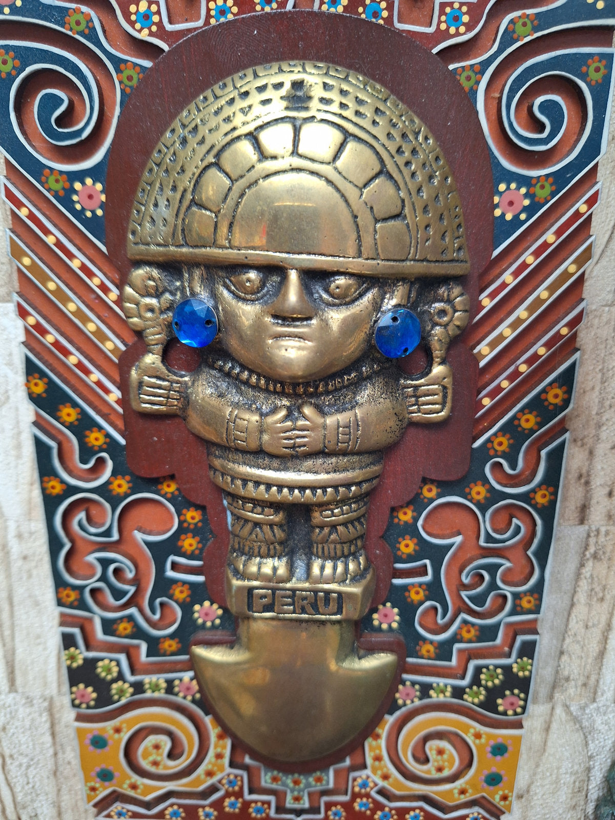 Plaque murale Tumi péruvien – Naymlap – Art Lambayeque Sicán – Bois peint et laiton