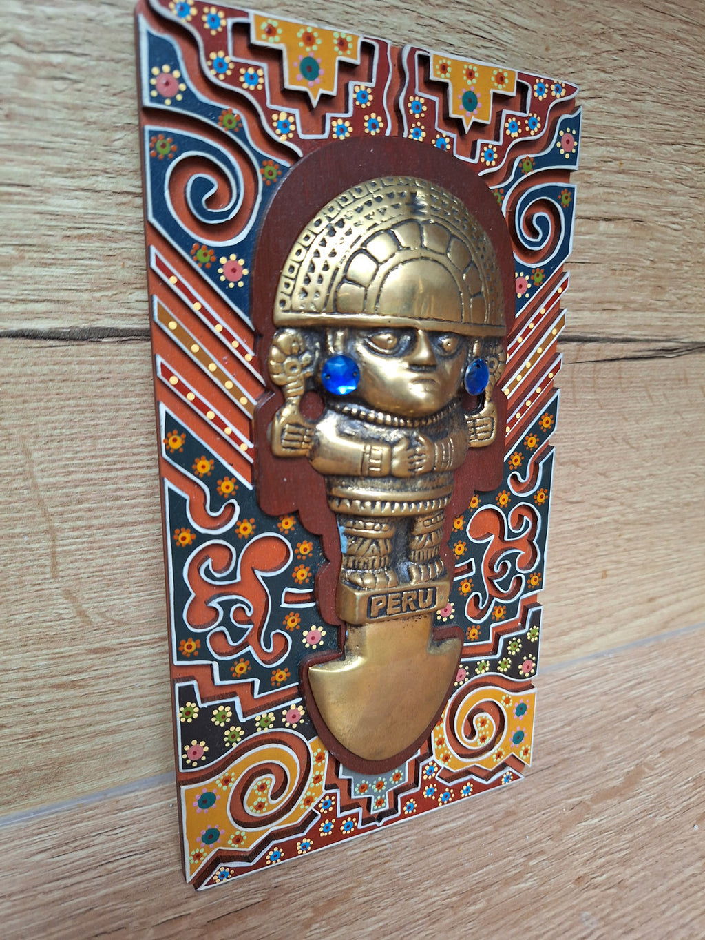 Plaque murale Tumi péruvien – Naymlap – Art Lambayeque Sicán – Bois peint et laiton