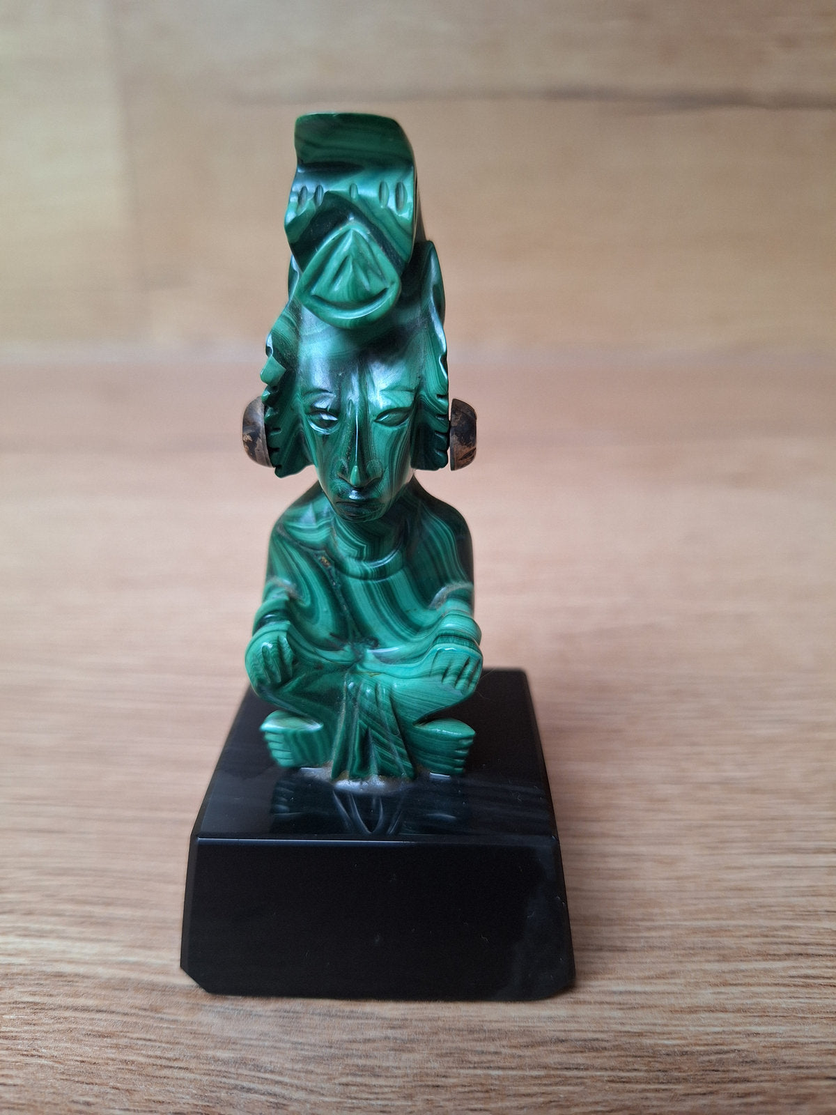 Statuette Vintage en Malachite – Figure Assise de Style Précolombien / Maya sur Socle Obsidienne
