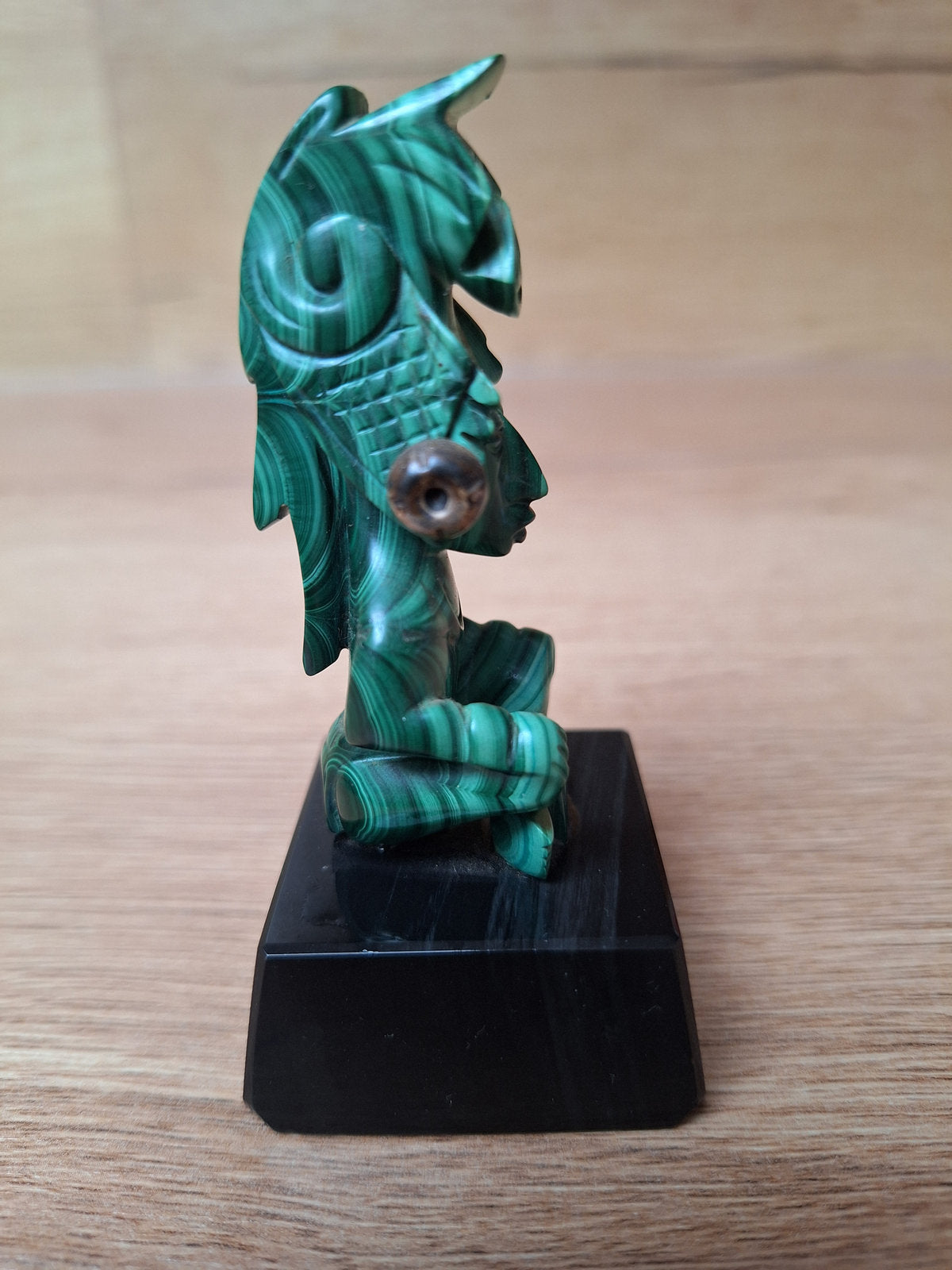 Statuette Vintage en Malachite – Figure Assise de Style Précolombien / Maya sur Socle Obsidienne