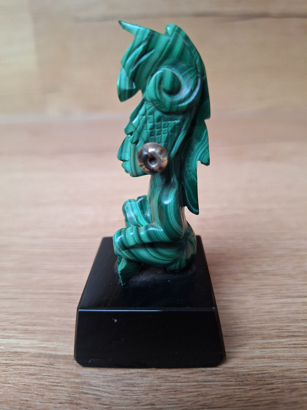 Statuette Vintage en Malachite – Figure Assise de Style Précolombien / Maya sur Socle Obsidienne